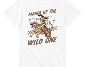 Mama of the Wild One T-Shirt - Heftige Frauen, die Tiger reiten - Strapazierfähiges Baumwoll-T-Shirt