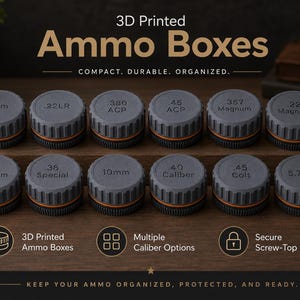 以下が含まれることがあります： オレンジ色のアクセントとスクリューキャップが付いた、12個のグレーの3Dプリント弾薬箱のコレクション。各蓋には、9mm、.22LR、.380 ACP、.45 ACP、.357 Magnum、.22 Magnum、.44 Magnum、.38 Special、10mm、.40 Caliber、.45 Colt、5.7x28などの特定の口径がラベル付けされています。