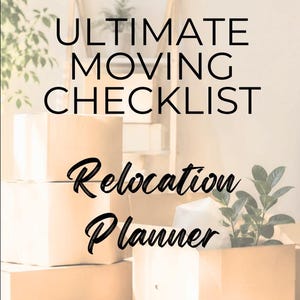 Könnte beinhalten: Ein digitales Dokument mit dem Titel ULTIMATE MOVING CHECKLIST Relocation Planner, das über einer Szene mit gestapelten Umzugskartons und einer kleinen grünen Topfpflanze angezeigt wird. Der Text ist in einer Kombination aus serifenloser Schrift und Schreibschrift verfasst.