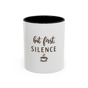「でもまずは沈黙」マグカップ、ミニマルなタイポグラフィのコーヒーカップ、内向的な人へのギフト