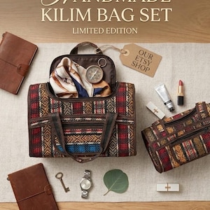 Peut inclure: Un ensemble de sacs kilim faits main comprenant deux sacs rectangulaires au motif géométrique tissé en rouge, marron, bleu et or. Le sac ouvert contient un foulard en soie à motifs et une boussole. Les accessoires incluent deux carnets en cuir, une clé en métal, une montre-bracelet, un rouge à lèvres, un tube de crème et une étiquette indiquant OUR ETSY SHOP.