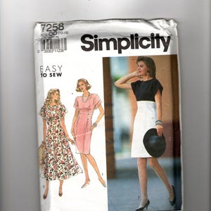 Könnte beinhalten: Ein Simplicity-Schnittmusterumschlag mit Illustrationen von drei verschiedenen Kleidern. Der Umschlag ist weiß mit schwarzem Text, einschließlich der Nummer "7258" und den Worten "Easy to Sew". Die Illustrationen zeigen Frauen in verschiedenen Kleidern.