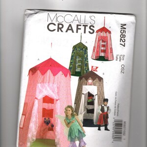 Op de afbeelding: McCall's Crafts naaipatroon M5827 voor speeltenten. De envelop bevat illustraties van drie verschillende tentontwerpen: een roze tent met patroon, een groene camouflagetent en een bruine piratentent met een vlag met doodskop.