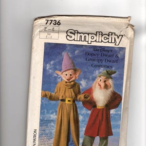 Może przedstawiać: Koperta z wykrojem krawieckim Simplicity 7736 na kostiumy Dopey Dwarf i Grumpy Dwarf od Walt Disney. Okładka zawiera ilustracje dwóch postaci w pełnych kostiumach, z wyraźnie wydrukowanym numerem wzoru 7736 oraz rozmiarem 2-4 w górnej części.