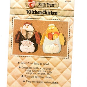 Może przedstawiać: Wzór rzemieślniczy dla "Kitchen Chicken" z dwoma wzorami kurczaków z tkaniny. Wzór zawiera instrukcje i pełnowymiarowe elementy do szycia uchwytów na przybory kuchenne. Na opakowaniu widnieje napis "New! Fun! Easy to Sew!"