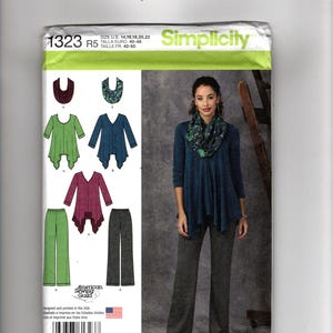 Peut inclure: Patron de couture Simplicity 1323 R5 pour les tailles 40-48. L'enveloppe présente des illustrations d'une tunique à col bénitier, d'un haut à manches longues et d'un pantalon droit de différentes couleurs, ainsi qu'une photo des vêtements finis.