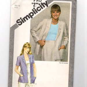 Könnte beinhalten: Simplicity Schnittmuster Nummer 9913 für einen Blazer. Das Schnittmuster ist für Größe 12 Miss. Das Schnittmuster zeigt zwei Frauen, die Blazer tragen. Der Text "Tops not included" ist auf dem Schnittmuster gedruckt.