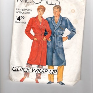 Op de afbeelding: Een McCall's patroon voor een snel te binden badjas. Het patroon toont een rode badjas met een witte band en een blauwe badjas met een gele band. De tekst "Quick Wrap-Up" is op het patroon gedrukt. Het patroon kost € 4,00.
