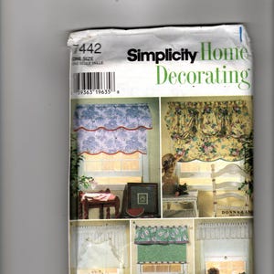 以下が含まれることがあります： Simplicity Home Decoratingのパターンで、さまざまな窓の装飾デザインが特徴です。デザインには、花柄や模様の生地を使ったバランスとカーテンが含まれます。パターンパッケージは白で、番号7442と「Home Decorating」という緑色の文字が書かれています。