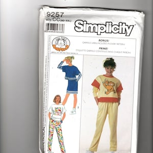 Peut inclure: Patron de couture Simplicity avec des motifs Garfield. Le patron comprend des instructions pour une tenue bleue et blanche, un ensemble pantalon et t-shirt coloré, et un ensemble sweat-shirt et pantalon Garfield jaune et orange. Taille CC (MD-XXL).