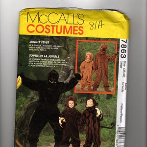 Puede incluir: Un sobre de patrón de costura McCall's Costumes para el modelo 7863, con ilustraciones de personas con disfraces de gorila, mono y oso. El empaque amarillo y blanco muestra texto que incluye Jungle Fever, talla Large y un código de barras.