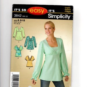以下が含まれることがあります： スクエアネックと長袖のトップスのSimplicity型紙封筒3842。カバーには「IT'S SO easy IT'S Simplicity」、サイズA 8-18の文字があり、ライトグリーンとイエローのトップスの4つのバリエーションのイラストが描かれています。