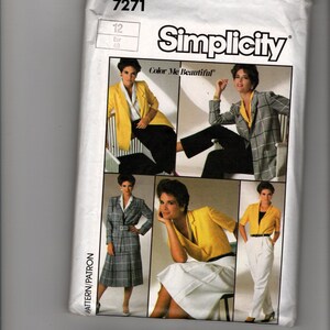 Op de afbeelding: Simplicity naaipatroon 7271 met een vrouw in verschillende zakelijke pakken. Het patroon bevat een gele blazer, een grijs geruit pak en een witte broek. De tekst "Color Me Beautiful" is zichtbaar op het patroon.