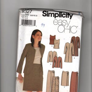 以下が含まれることがあります： サイズHH 6, 8, 10, 12のSimplicity 9327 easy CHIC型紙封筒。表面には、茶色のジャケットとスカートを着用した人物の写真と、様々なジャケット、トップス、スカート、パンツのデザインのイラストが掲載されています。