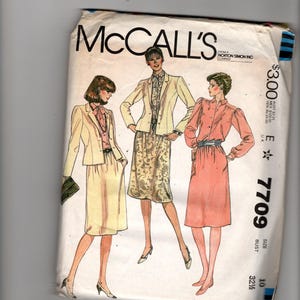 Könnte beinhalten: Eine McCall's 7709 Schnittmusterhülle mit Illustrationen von drei Outfits: einem cremefarbenen Blazer mit passendem Rock, einem cremefarbenen Blazer mit Paisley-Rock und einem rosafarbenen Kleid mit langen Ärmeln. Der Text enthält McCall's, 7709 und Größe 10.