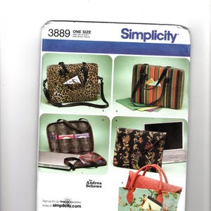 Può includere: Cartamodello Simplicity 3889 per varie borse, tra cui una custodia per laptop leopardata, una ventiquattrore a righe, una custodia per laptop floreale e una borsa tote floreale con manici arancioni. La confezione mostra vari modelli.