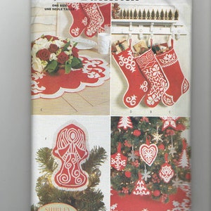 UNCUT Sewing Pattern Butterick 6902 for Christmas Decor, Holiday Decor Tree Skirt, Stockings, Ornaments, Christmas Centerpiece