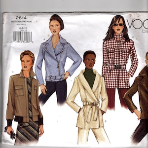 Puede incluir: Un patrón de costura vintage con ilustraciones de chaquetas y abrigos de mujer. El patrón incluye una chaqueta de cuero azul, un abrigo de pata de gallo, un traje beige y una chaqueta marrón. El número de patrón es 2614, tallas 6-8-10.