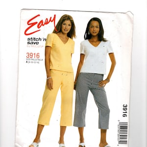 以下が含まれることがあります： 2 人の女性がさまざまな服装をモデルにした縫製パターン。一人は黄色の V ネックのトップスと、お揃いのクロップドパンツを着用。もう一人は白い V ネックのトップスとチェック柄のクロップドパンツを着用。パターンは McCall's の「Easy stitch 'n save」と表示されています。
