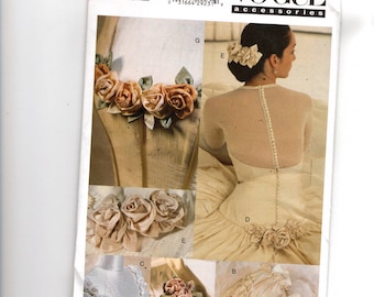 Patrón de costura sin cortar Vogue 7009 para accesorios de novia, cojín para anillos, bolsa de regalo para novia, tocado de novia y detalles en rosa.