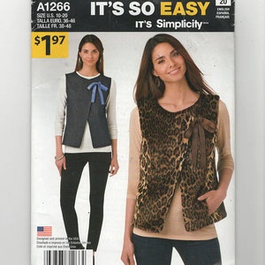 Puede incluir: Un patrón de costura para un chaleco con estampado de leopardo. El patrón se llama "It's So Easy" y es de Simplicity. El número del patrón es A1266. El patrón es para las tallas US 10-20, Euro 36-46 y Francesa 38-48.