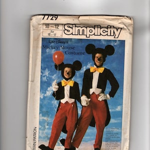 以下が含まれることがあります： サイズ10-12のウォルト・ディズニーのミッキーマウスのコスチューム用Simplicity型紙封筒7729。表紙には、黒い燕尾服、白いベスト、黄色い蝶ネクタイ、赤いズボン、白い手袋、ネズミの耳を身につけた2人の人物が写っています。