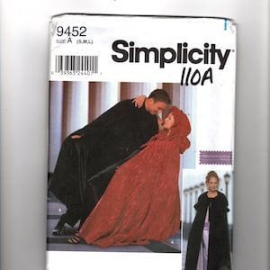 Könnte beinhalten: Eine Simplicity 9452 Schnittmusterhülle für Umhänge in Größe A (S, M, L). Die Vorderseite zeigt einen schwarzen Umhang und einen roten Umhang mit Kapuze, mit einem kleineren Einsatz, der einen schwarzen Umhang über einem hellvioletten Kleid zeigt.