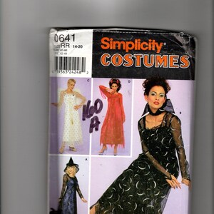 以下が含まれることがあります： Simplicity Costumesの型紙封筒、番号0641。4種類の異なるコスチュームデザインのイラストが描かれています。デザインには、白い天使のコスチューム、赤いドレス、魔女の衣装、三日月模様の黒いドレスが含まれています。