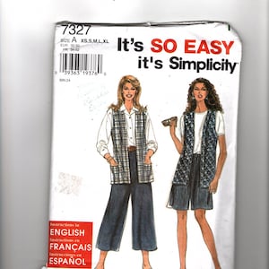 May include: A vintage sewing pattern titled "It's SO EASY it's Simplicity". The pattern features illustrations of two women wearing vests, pants, and shorts. The pattern includes instructions in English, French, and Spanish.