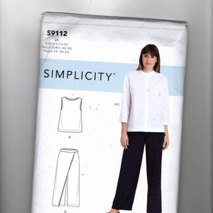 Puede incluir: Un patrón de costura para una blusa blanca, un top sin mangas y un pantalón de pierna ancha. El patrón es de Simplicity y es de talla US 16-24, EU 42-50 y FR 44-52.