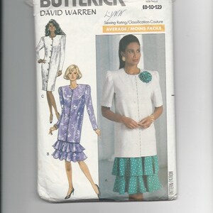 Op de afbeelding: Een naaipatroon voor een jurk met een rok die meerdere lagen heeft. Het patroon is voor maten 8-10-12 en wordt als gemiddeld moeilijk beoordeeld. Het patroon is van Butterick en is ontworpen door David Warren.