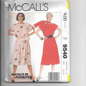 Puede incluir: Patrón de costura McCall's, combinación A, tallas 6-8-10, número de patrón D 9540. El patrón presenta dos vestidos, uno con estampado floral y el otro rojo. El patrón es para McCall's in Minutes, por Stacy Terrell.