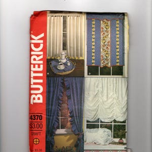 Puede incluir: Un sobre de patrón Butterick vintage con cuatro diseños de cortinas. La portada es roja con el nombre de la marca y el número de patrón. Los estilos de cortinas incluyen opciones blancas, azules y estampadas, mostrando varios tratamientos de ventana para la decoración del hogar.