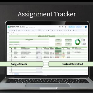 Puede incluir: Una pantalla de portátil que muestra una hoja de cálculo Assignment Tracker en Google Sheets. La interfaz presenta un esquema de colores verde y blanco con columnas para curso, tarea, tipo, fecha de entrega, prioridad, progreso y estado. El texto incluye Google Sheets e Instant Download.