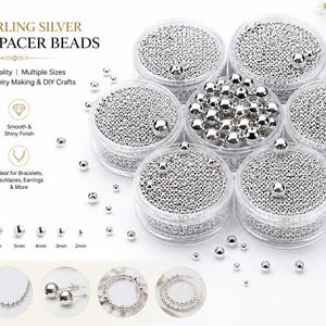 Può includere: Una collezione di perline distanziatrici rotonde in argento sterling 925 di varie dimensioni, presentate in sei contenitori circolari trasparenti. L'immagine include etichette di testo come 925 STERLING SILVER ROUND SPACER BEADS e una tabella delle taglie da 2mm a 10mm.