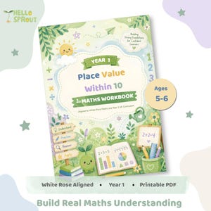 Può includere: Un quaderno di esercizi di matematica Year 1 Place Value Within 10 con una copertina illustrata in verde chiaro che mostra un sole sorridente, un piccolo personaggio vegetale, un libro aperto con equazioni, una matita, un righello e un cartello.