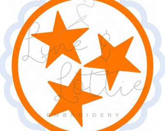 Può includere: Un emblema circolare con un bordo smerlato azzurro e un spesso anello arancione contenente tre stelle arancioni piene. Il testo Line & Lottie EMBROIDERY è sovrapposto in un carattere grigio chiaro corsivo e sans-serif al centro del design.