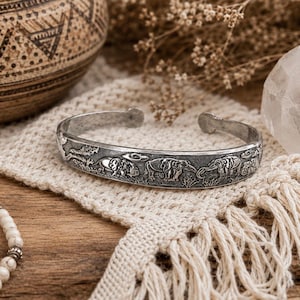 Pulsera tipo brazalete ajustable de plata 925 con diseño de elefante y estilo bohemio tribal.