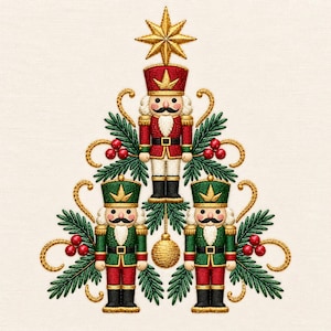 Puede incluir: Un diseño bordado que presenta tres figuras de cascanueces dispuestas en forma de árbol triangular. El cascanueces superior viste de rojo, mientras que los dos inferiores visten de verde. El diseño incluye una estrella dorada, ramas de pino y bayas rojas.