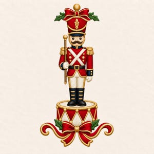 Könnte beinhalten: Eine Nussknacker-Figur in roter Uniform mit weißen Kreuzriemen, einer hohen roten Mütze mit goldenem Emblem und schwarzen Stiefeln. Die Figur steht auf einem runden, rot-weißen Trommelsockel, der mit einer großen roten Schleife verziert ist.