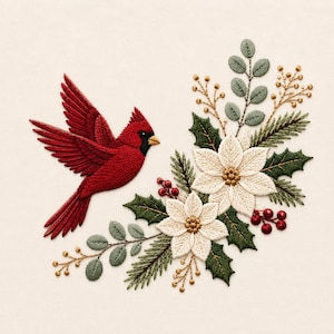 Op de afbeelding: Een borduurontwerp met een levendige rode kardinaalvogel in vlucht naast een feestelijk arrangement van twee witte kerststerren, groene hulstbladeren, dennennaalden, kleine rode bessen en delicate goudkleurige takjes op stof.