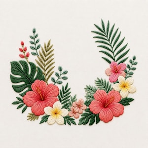 Puede incluir: Un diseño de bordado con una disposición en forma de media luna de flora tropical. La composición incluye hojas de monstera y helecho de color verde oscuro, flores de hibisco rosa vibrante y pequeñas flores de plumeria blancas y amarillas.