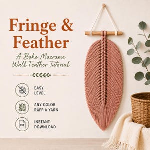 Puede incluir: Un tapiz de macramé con forma de pluma grande en color rosa empolvado, colgado de un palo de madera. El texto dice: Fringe & Feather, A Boho Macrame Wall Feather Tutorial, Easy Level, Any Color Raffia Yarn, Instant Download.