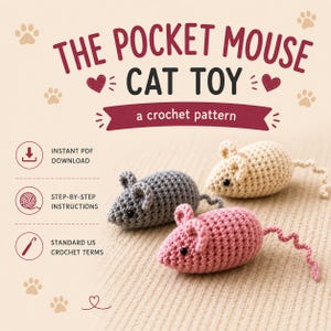 Op de afbeelding: Een haakpatroon voor een zakmuis kattenspeeltje met de tekst THE POCKET MOUSE CAT TOY a crochet pattern, INSTANT PDF DOWNLOAD, STEP-BY-STEP INSTRUCTIONS en STANDARD US CROCHET TERMS met drie kleine muisjes in grijs, roze en beige.