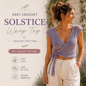 Op de afbeelding: Een lichtpaarse gehaakte overslagtop met V-hals en striksluiting aan de zijkant. De tekst luidt: EASY CROCHET SOLSTICE WRAP TOP, CROCHET PATTERN, PDF CROCHET PATTERN, EASY LEVEL, SIZES XS TO XL, INSTANT DOWNLOAD. De top heeft een rasterpatroon.