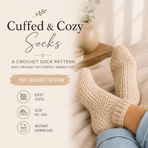 Puede incluir: Un patrón de calcetines de ganchillo beige titulado Cuffed & Cozy Socks, A Crochet Sock Pattern Built Around That Perfect Ribbed Cuff. El patrón PDF incluye nivel fácil, tallas XS-5XL y descarga instantánea con calcetines beige.