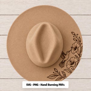 Puede incluir: Un sombrero de ala ancha color canela con una ilustración de líneas marrón oscuro de un colibrí y flores de hibisco en el lado derecho. El texto "SVG • PNG • Hand Burning PDFs" está impreso en negro en la parte inferior.