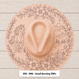 Puede incluir: Un sombrero de ala ancha color melocotón claro con un diseño de líneas marrón oscuro que muestra un caballo corriendo, un paisaje montañoso con sol y un borde floral. El texto SVG • PNG • Hand Burning PDFs aparece en la parte inferior.