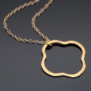 Collier trèfle doré, collier grand trèfle, collier minimaliste, trèfle doré, collier porte-bonheur, finition vermeil et or.