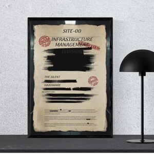 Peut inclure: Un document encadré intitulé SITE-00 INFRASTRUCTURE MANAGEMENT avec des lignes noires censurées, des tampons circulaires rouges et une texture de papier vieilli. À côté se trouve une lampe de table noire en forme de dôme.